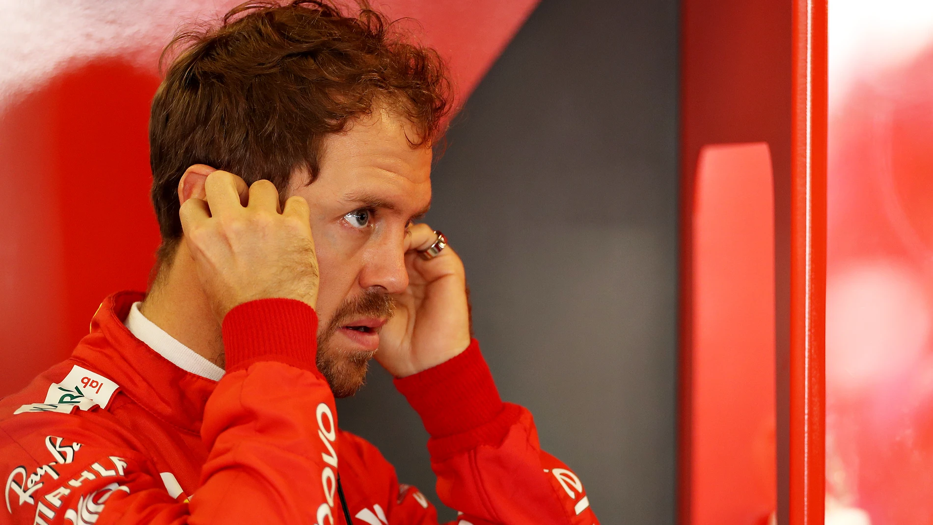 Sebastian Vettel en el box de Ferrari