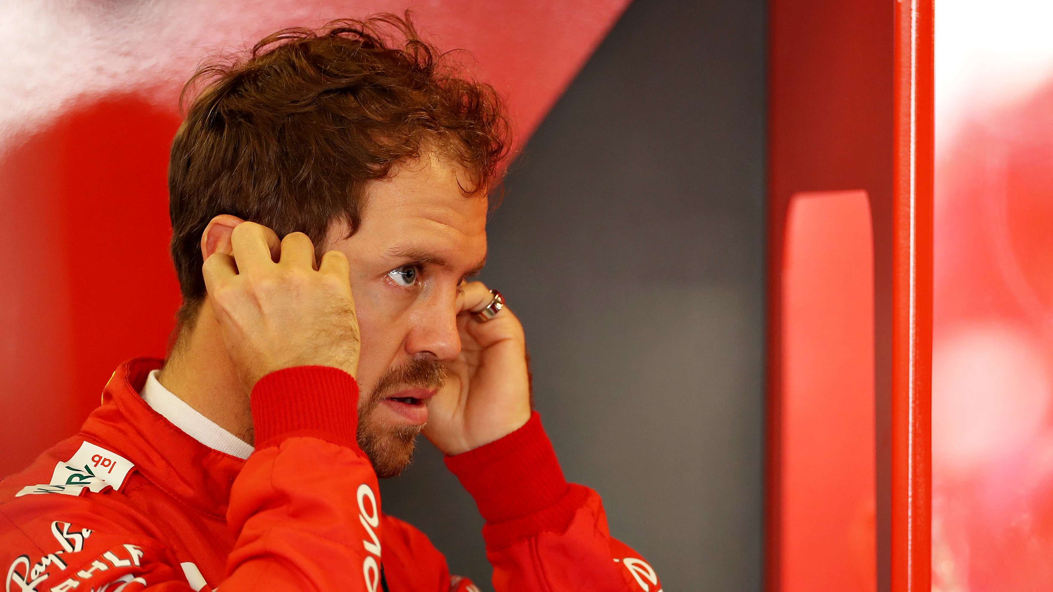 Sebastian Vettel en el box de Ferrari