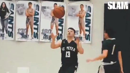 Un niño con síndrome de down jugando al baloncesto. Un niño con síndrome de down jugando al baloncesto.