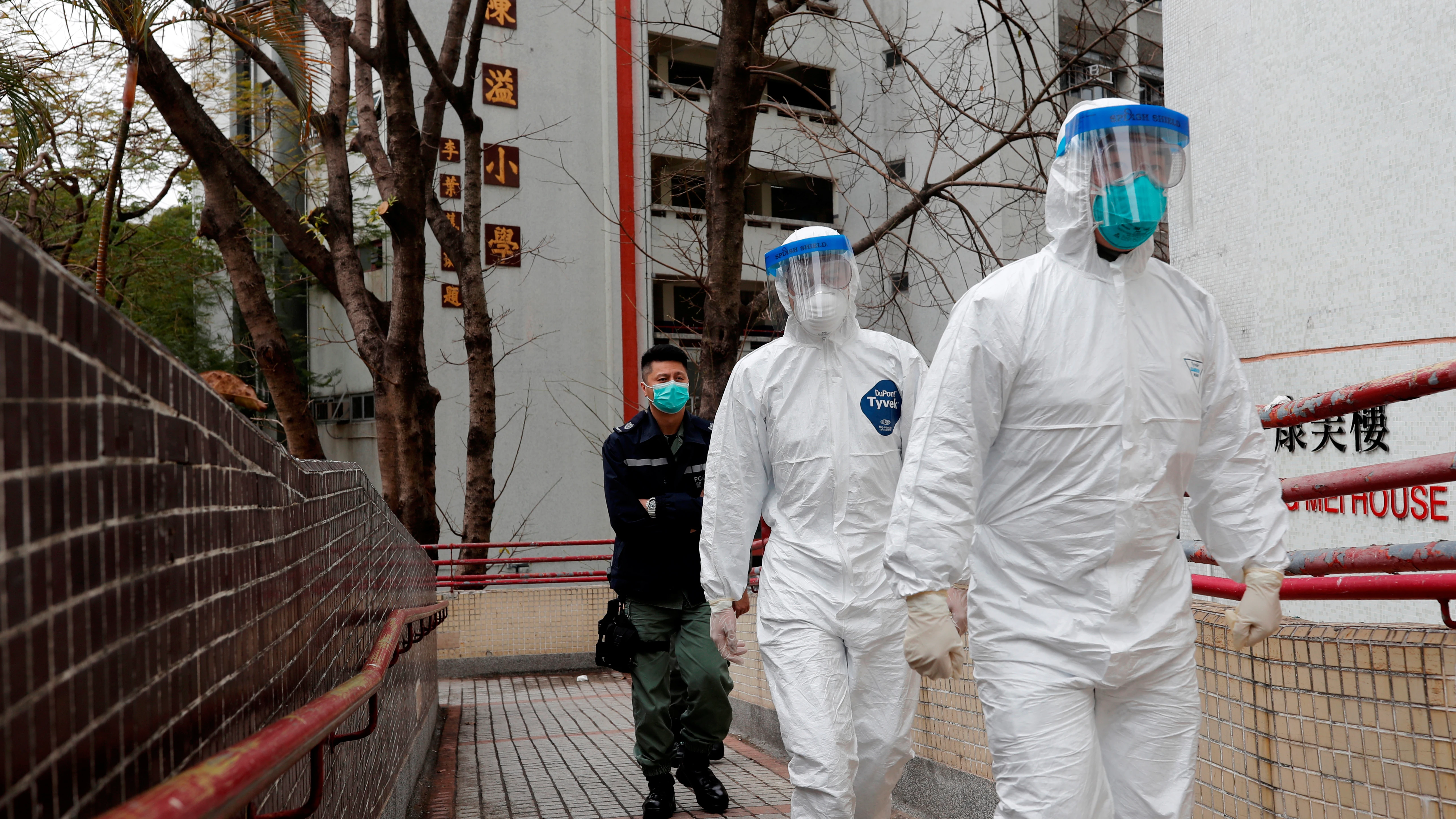 Trabajadores protegidos para no contagiarse de coronavirus