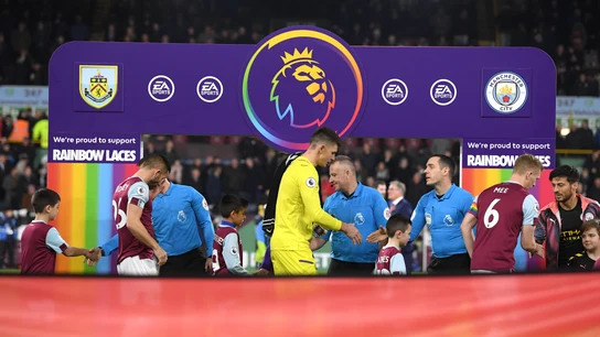 Los jugadores de Burnley y Manchester City se saludan antes de un partido Los jugadores de Burnley y Manchester City se saludan antes de un partido