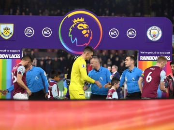 Los jugadores de Burnley y Manchester City se saludan antes de un partido Los jugadores de Burnley y Manchester City se saludan antes de un partido