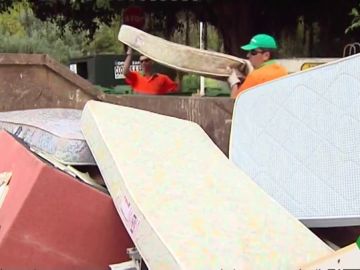 El misterio de los más de 9.000 colchones desechados en Torrevieja llega a los juzgados El misterio de los más de 9.000 colchones desechados en Torrevieja llega a los juzgados