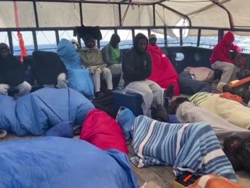 El barco humanitario Aita Mari se queda sin espacio y recursos tras un nuevo rescate El barco humanitario Aita Mari se queda sin espacio y recursos tras un nuevo rescate