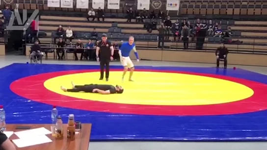 Luchador, tendido en el suelo. Luchador, tendido en el suelo.
