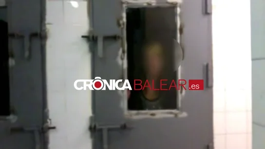 Una policía local de Palma se graba mofándose de una mujer detenida en los calabozos Una policía local de Palma se graba mofándose de una mujer detenida en los calabozos