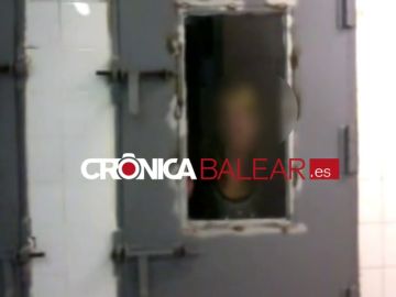 Una policía local de Palma se graba mofándose de una mujer detenida en los calabozos Una policía local de Palma se graba mofándose de una mujer detenida en los calabozos