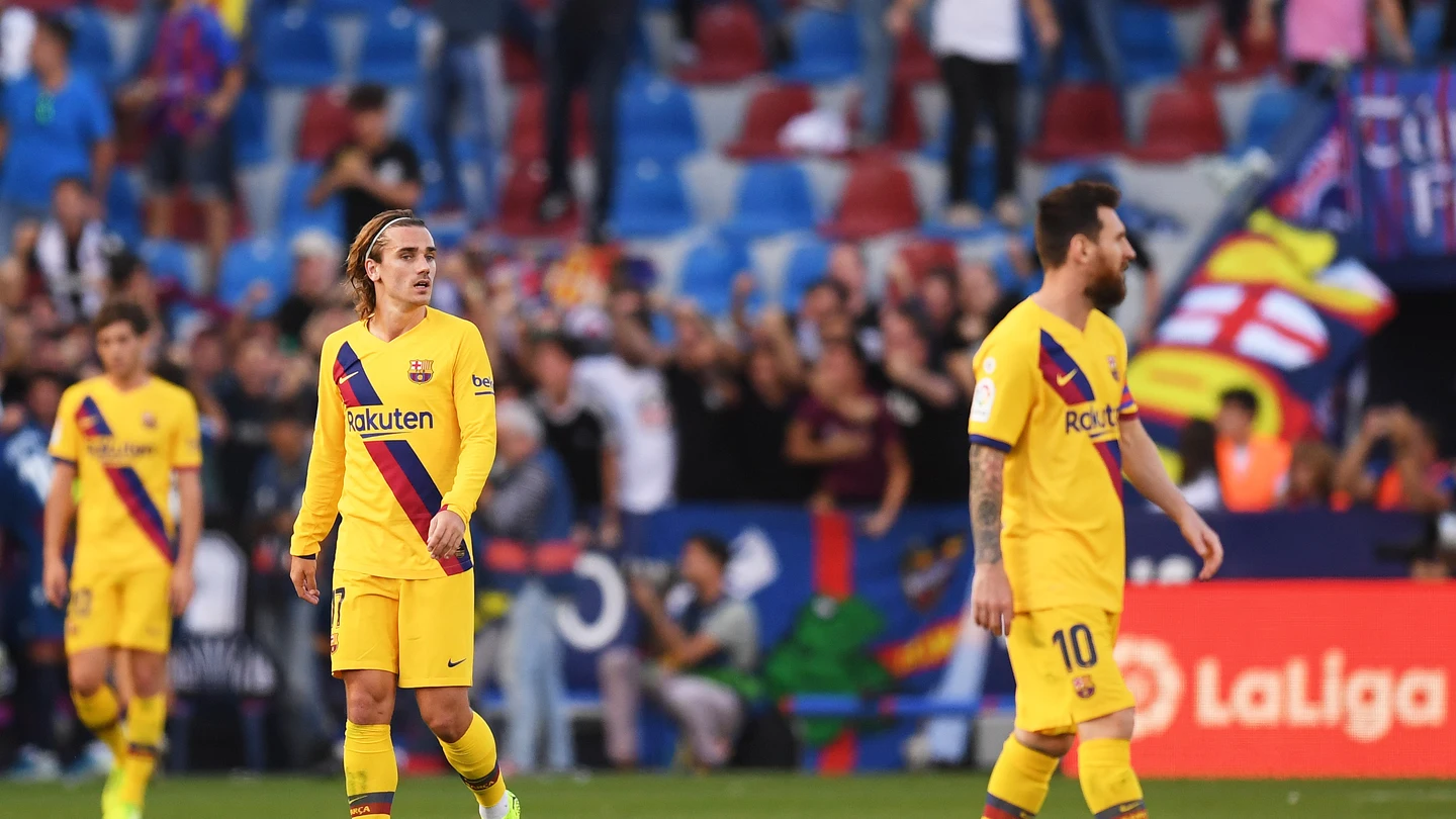 Griezmann, durante un partido del Barça, busca con la mirada a Messi Griezmann, durante un partido del Barça, busca con la mirada a Messi