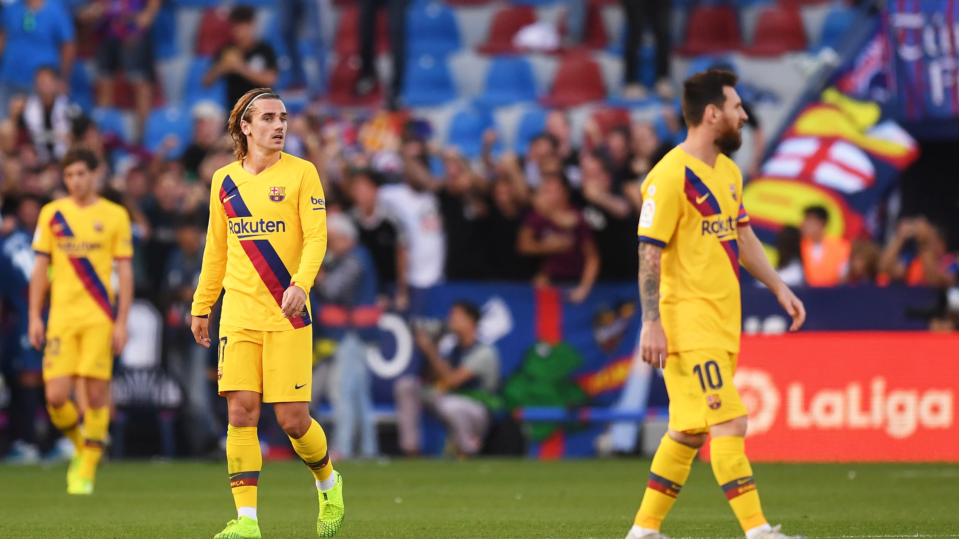 Griezmann, durante un partido del Barça, busca con la mirada a Messi