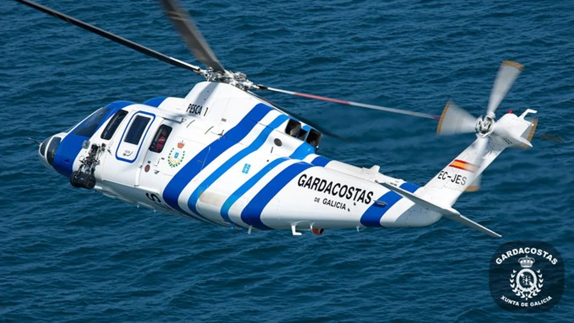 Un helicóptero de Guardacostas de Galicia trabajando trabajando en el rescate