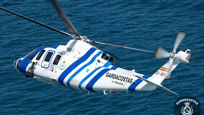 Un helicóptero de Guardacostas de Galicia trabajando trabajando en el rescate