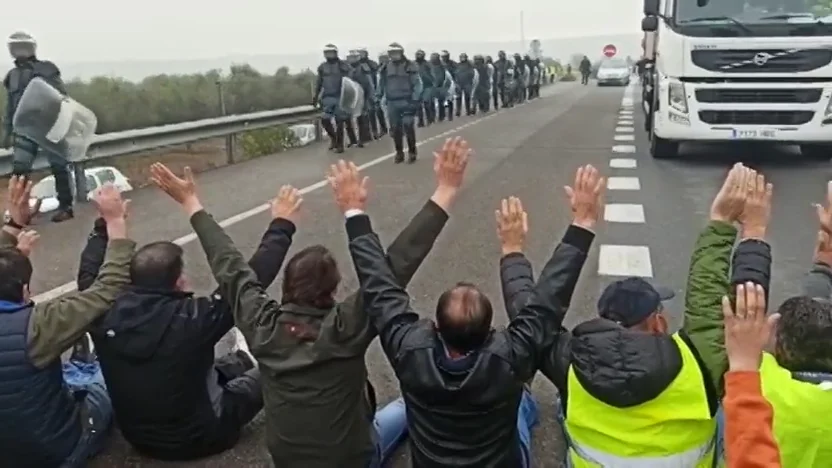 Los agricultores cortan por sorpresa la A-4 en Córdoba en protesta por la crisis del sector