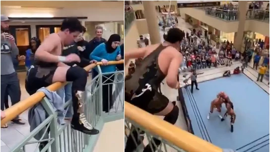 Un luchador salta desde el segundo piso de un centro comercial Un luchador salta desde el segundo piso de un centro comercial