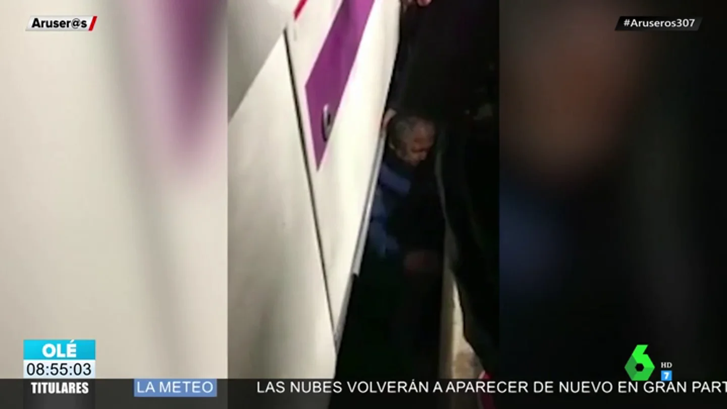 Un hombre se cae a las vías de un cercanías de Madrid y los viajeros le salvan la vida Un hombre se cae a las vías de un cercanías de Madrid y los viajeros le salvan la vida