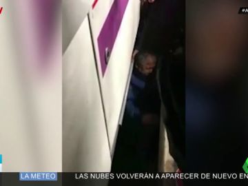 Un hombre se cae a las vías de un cercanías de Madrid y los viajeros le salvan la vida Un hombre se cae a las vías de un cercanías de Madrid y los viajeros le salvan la vida