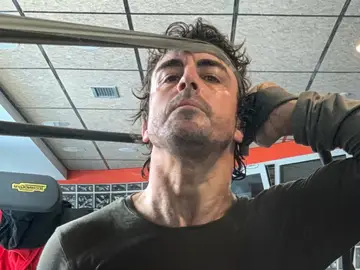 Fernando Alonso entrenando en el gimnasio