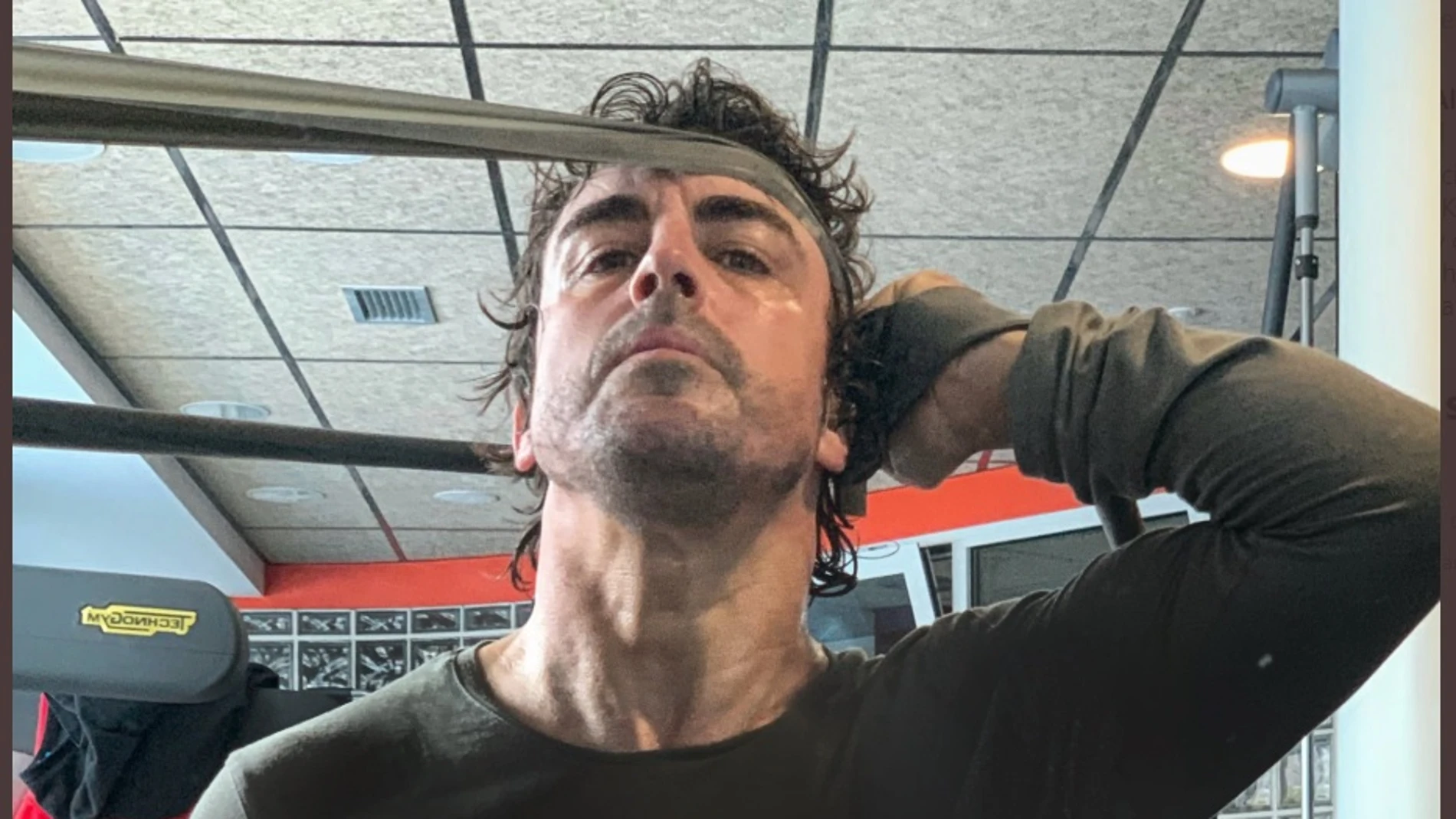 Fernando Alonso entrenando en el gimnasio