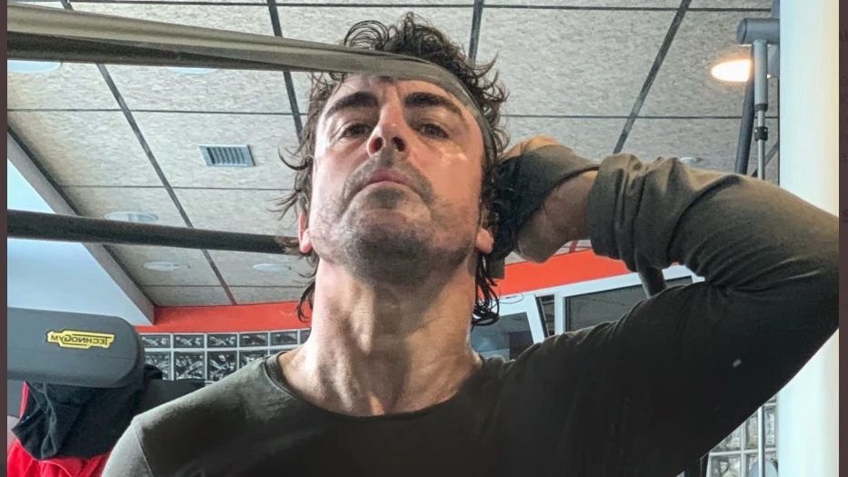 Fernando Alonso entrenando en el gimnasio