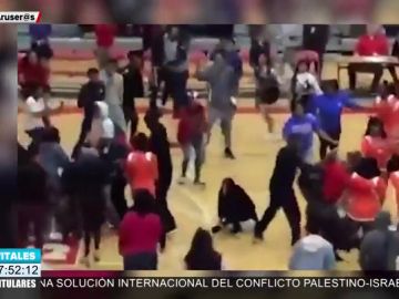 Empieza como un reto verbal de cheerladers y acaba en una batalla campal Empieza como un reto verbal de cheerladers y acaba en una batalla campal