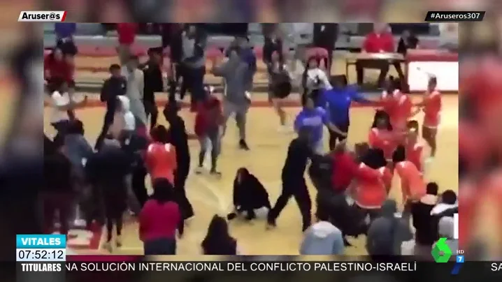 cheerleadersEmpieza como un baile de cheerladers y acaba en una brutal pelea