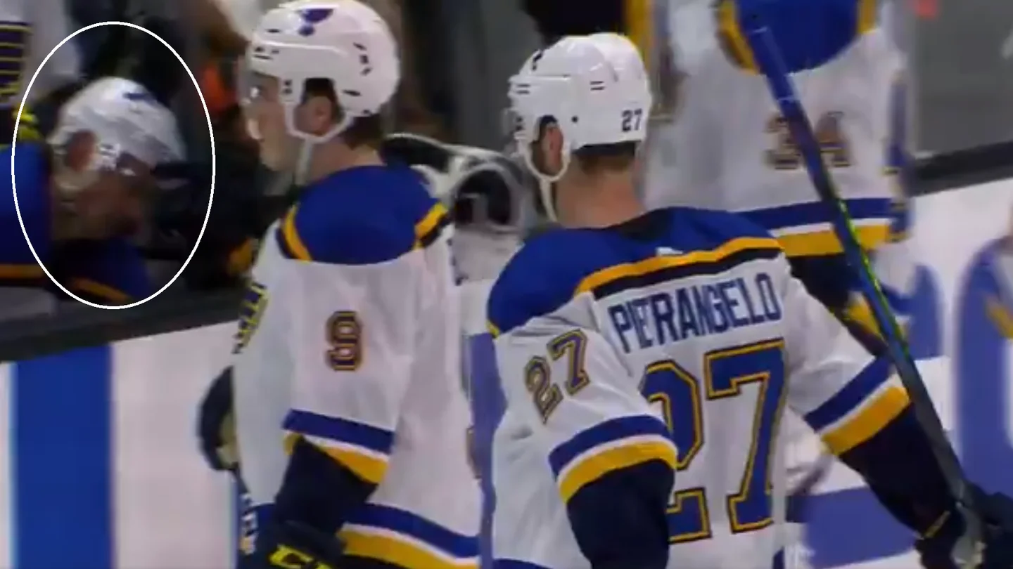 Jay Bouwmeester sufre un paro cardíaco en pleno partido Jay Bouwmeester sufre un paro cardíaco en pleno partido
