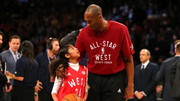 Kobe Bryant y su hija Gianna en en el All Star 2016
