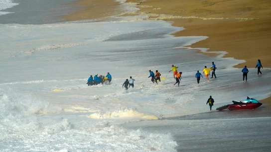 Momento del rescate a Alex Botelho en Nazaré Momento del rescate a Alex Botelho en Nazaré