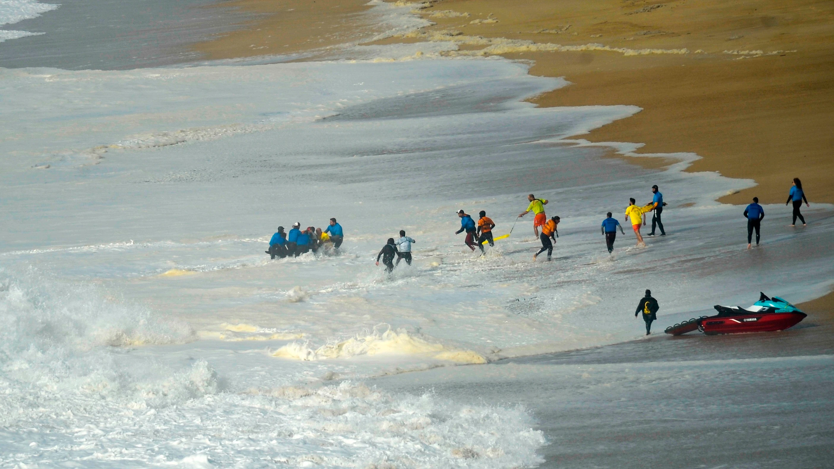 Momento del rescate a Alex Botelho en Nazaré