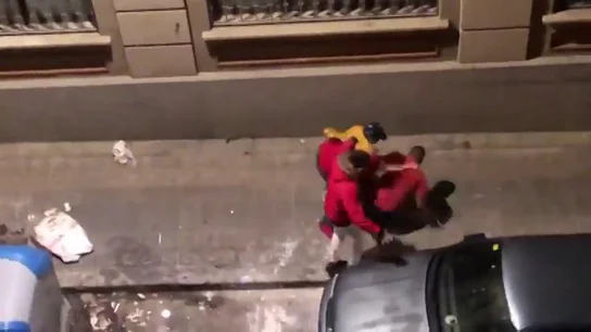 Pelea entre palos y botellazos a la salida de la discoteca Canela en el barrio de Gràcia Pelea entre palos y botellazos a la salida de la discoteca Canela en el barrio de Gràcia