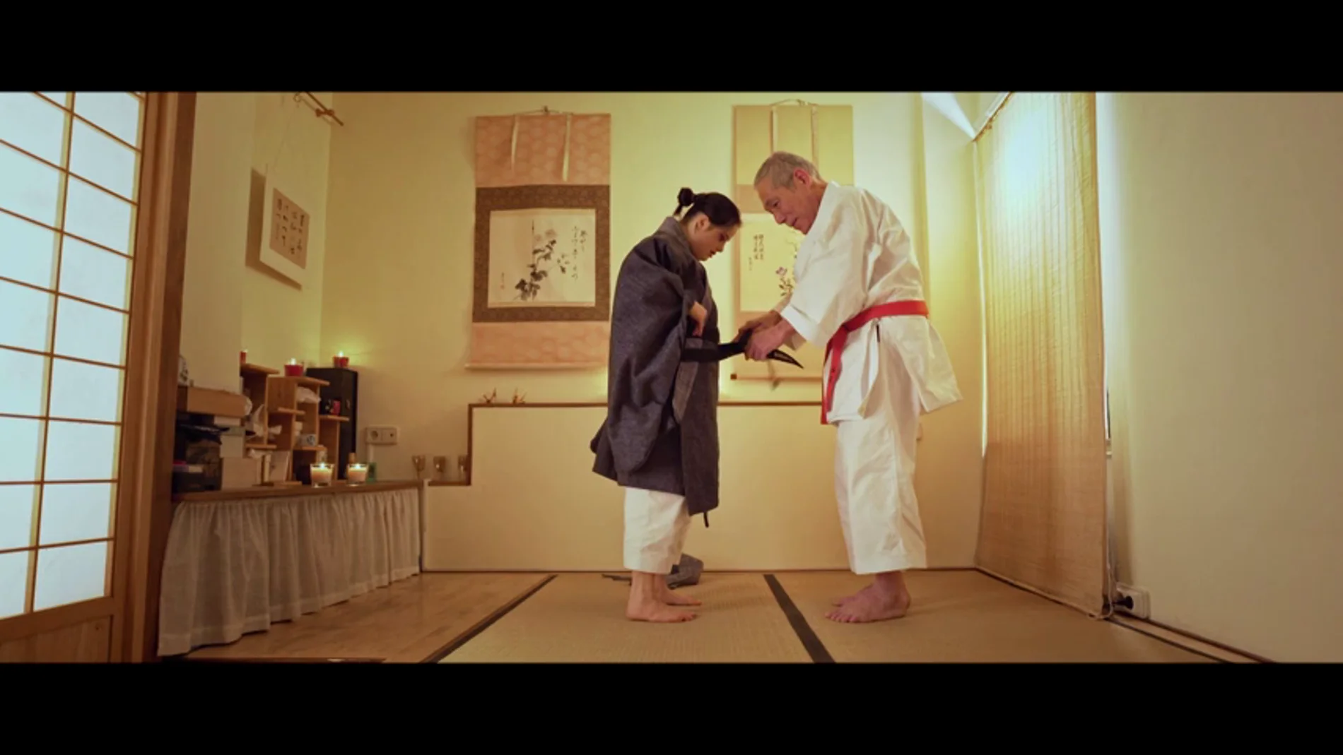 El maestro Ishimi le pone el cinturón negro a Andrea: "Ya lo has conseguido"