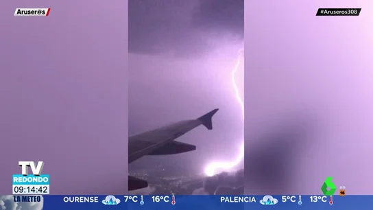 Los pasajeros de un avión captan el momento en el que un rayo cae muy cerca de ellos Los pasajeros de un avión captan el momento en el que un rayo cae muy cerca de ellos