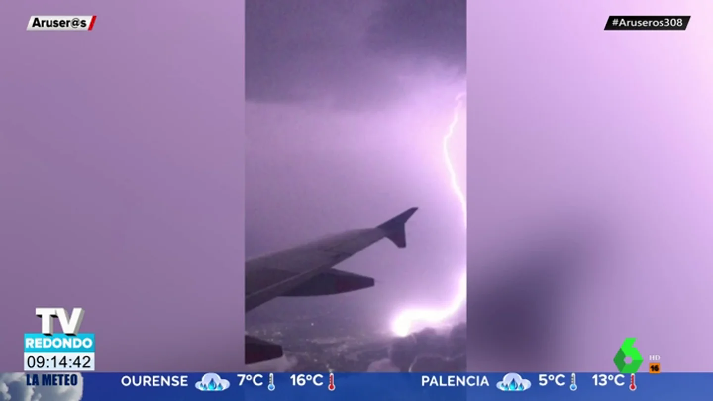 Los pasajeros de un avión captan el momento en el que un rayo cae muy cerca de ellos Los pasajeros de un avión captan el momento en el que un rayo cae muy cerca de ellos