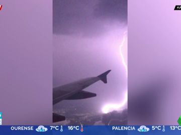 Los pasajeros de un avión captan el momento en el que un rayo cae muy cerca de ellos Los pasajeros de un avión captan el momento en el que un rayo cae muy cerca de ellos