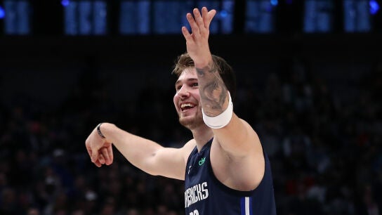 Luka Doncic celebra una canasta ante los Kings
