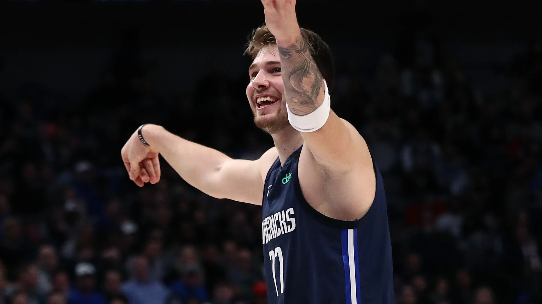 Luka Doncic celebra una canasta ante los Kings