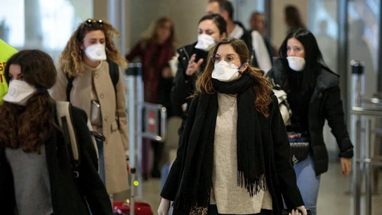 Gente protegida con mascarillas por el coronavirus Gente protegida con mascarillas por el coronavirus