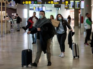 Turistas españoles regresan al aeropuerto de Manises (Valencia) desde Italia Turistas españoles regresan al aeropuerto de Manises (Valencia) desde Italia