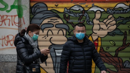 Dos personas con mascarillas por miedo al coronavirus. Dos personas con mascarillas por miedo al coronavirus.
