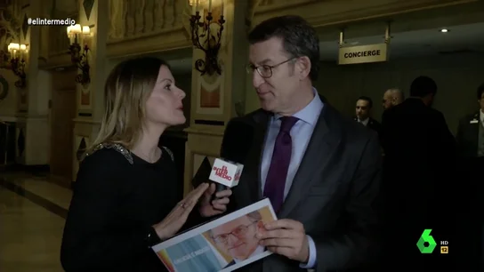 El tenso momento en el que Feijóo intenta explicar a Andrea Ropero por qué cuesta ver las siglas del PP en su cartel preelectoral El tenso momento en el que Feijóo intenta explicar a Andrea Ropero por qué cuesta ver las siglas del PP en su cartel preelectoral