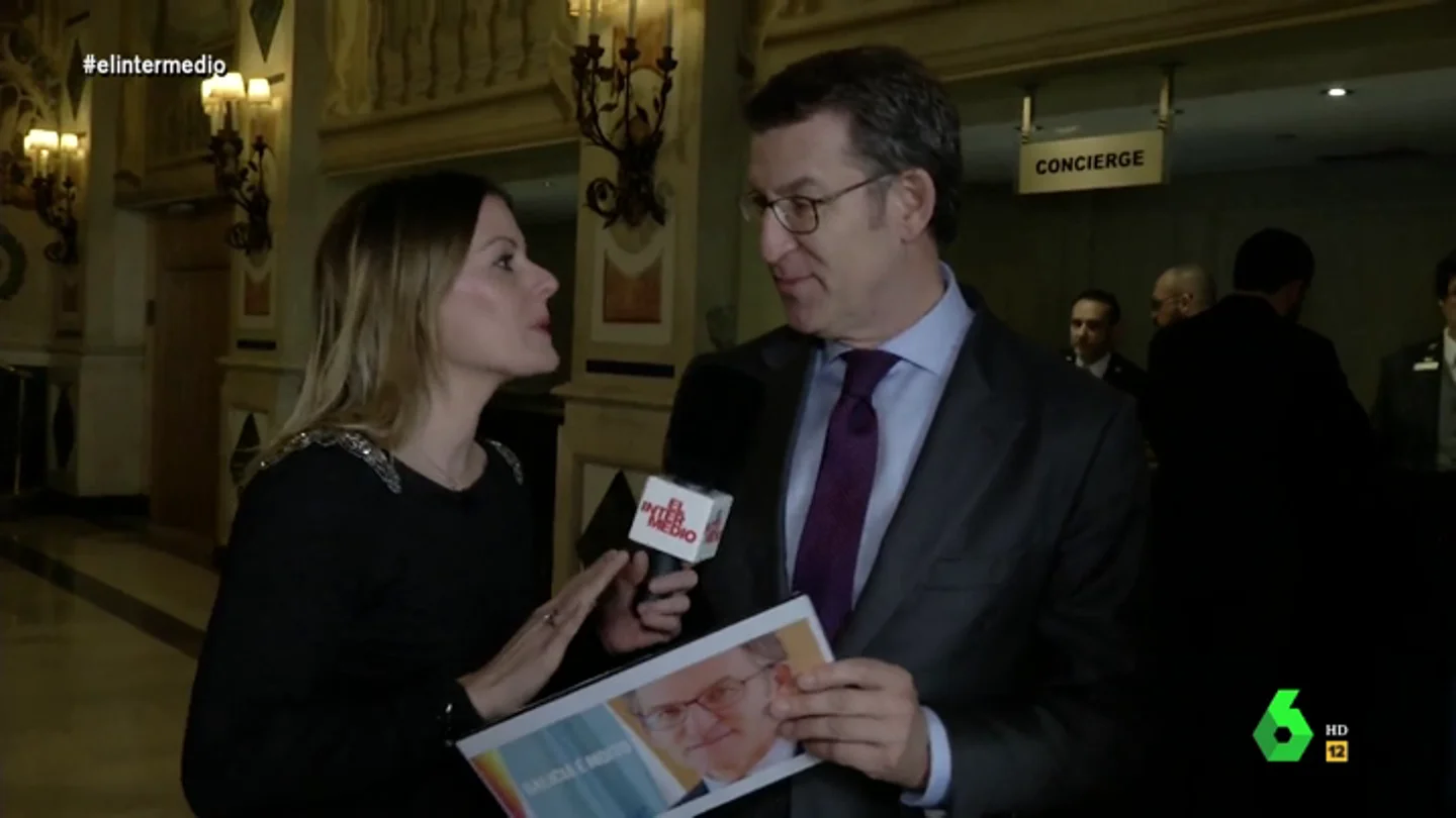 El tenso momento en el que Feijóo intenta explicar a Andrea Ropero por qué cuesta ver las siglas del PP en su cartel preelectoral El tenso momento en el que Feijóo intenta explicar a Andrea Ropero por qué cuesta ver las siglas del PP en su cartel preelectoral