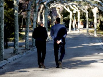Pedro Sánchez y Quim Torra pasean por los jardines de Moncloa Pedro Sánchez y Quim Torra pasean por los jardines de Moncloa