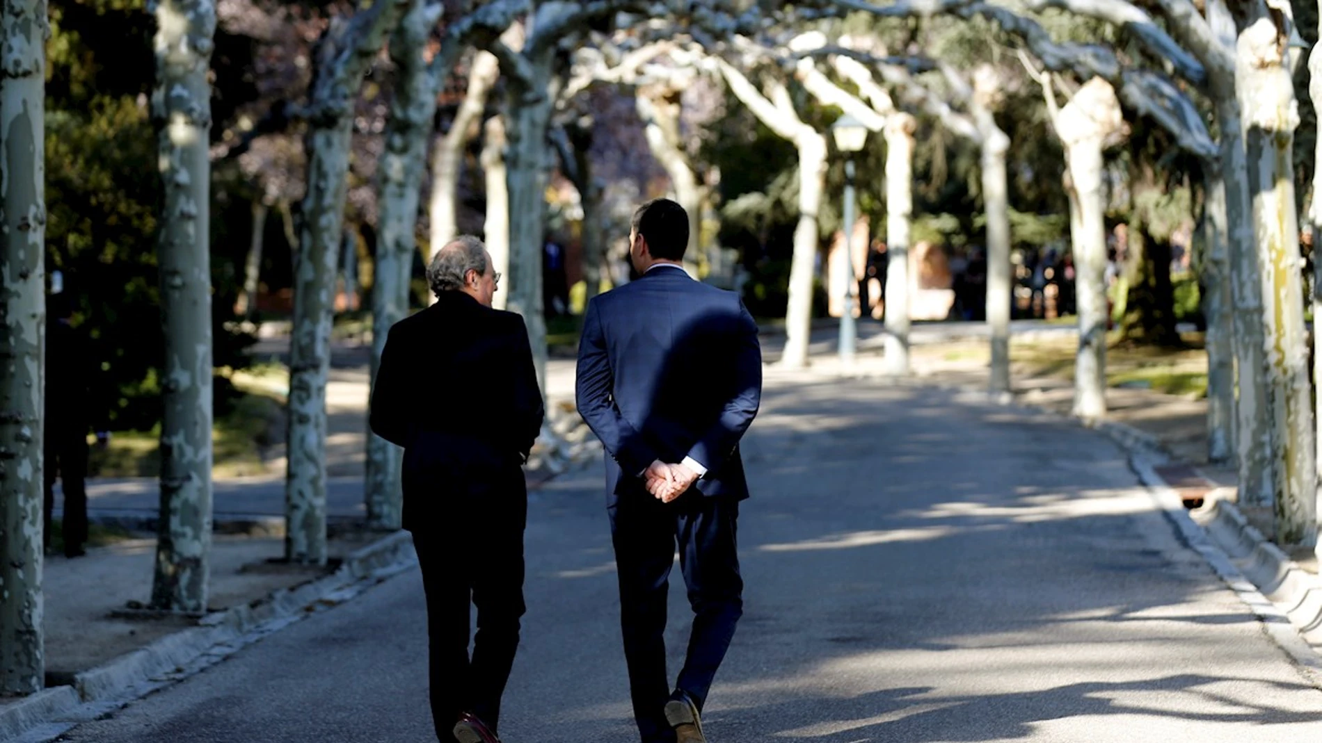 Pedro Sánchez y Quim Torra pasean por los jardines de Moncloa