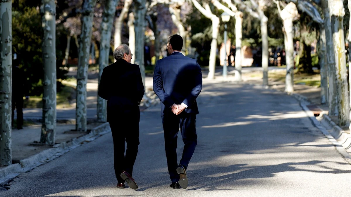 Pedro Sánchez y Quim Torra pasean por los jardines de Moncloa