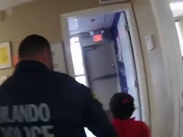 Salen a la luz las imágenes de la detención de una niña de seis años en Estados Unidos: se la llevaron esposada del colegio Salen a la luz las imágenes de la detención de una niña de seis años en Estados Unidos: se la llevaron esposada del colegio