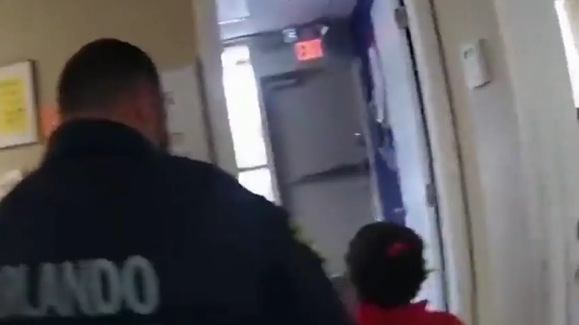 Salen a la luz las imágenes de la detención de una niña de seis años en Estados Unidos: se la llevaron esposada del colegio