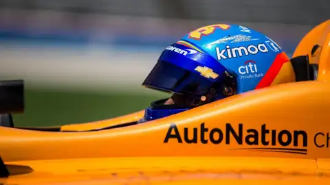 Fernando Alonso pilota un vehículo de la IndyCar Series Fernando Alonso pilota un vehículo de la IndyCar Series