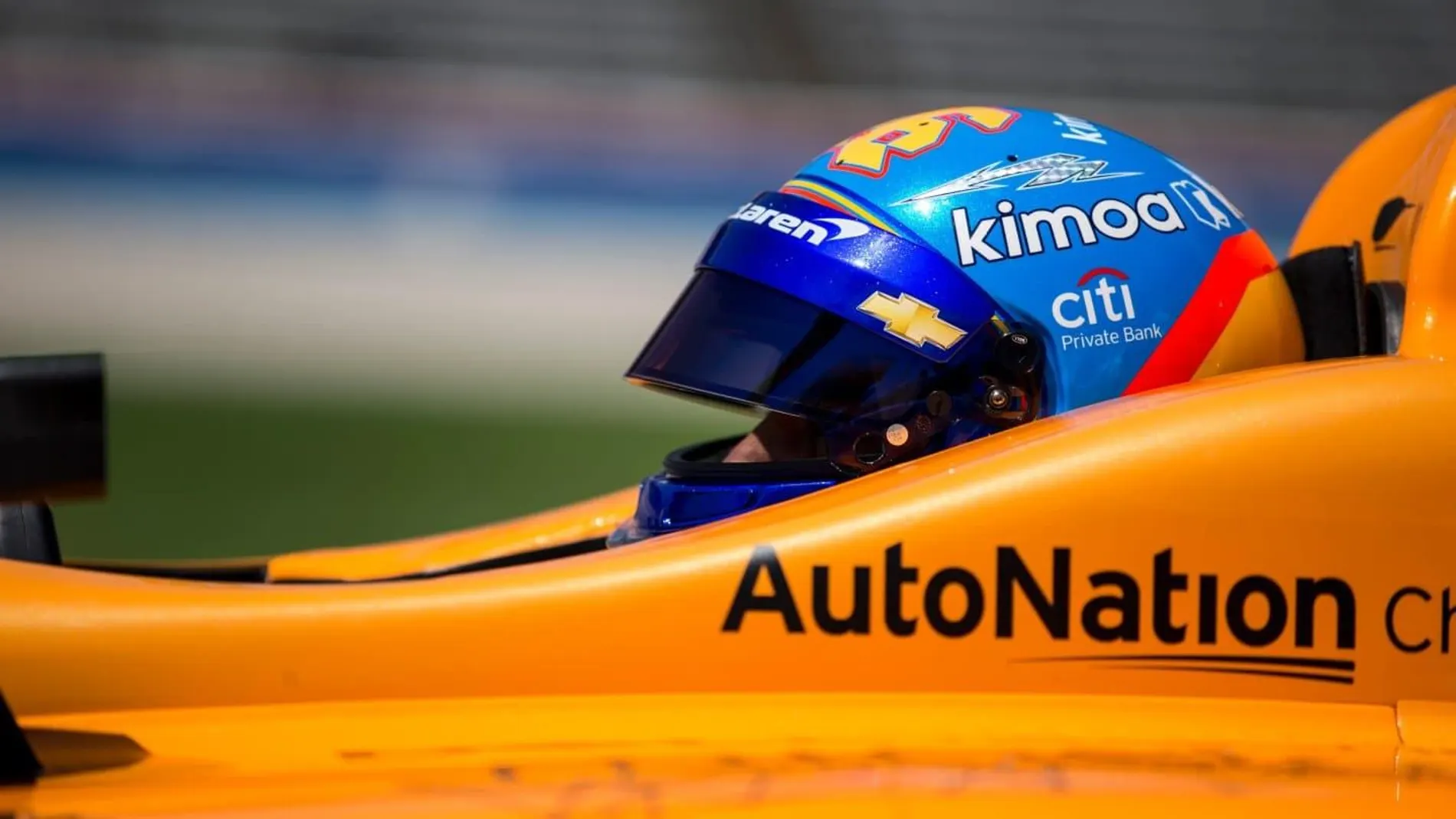 Fernando Alonso pilota un vehículo de la IndyCar Series
