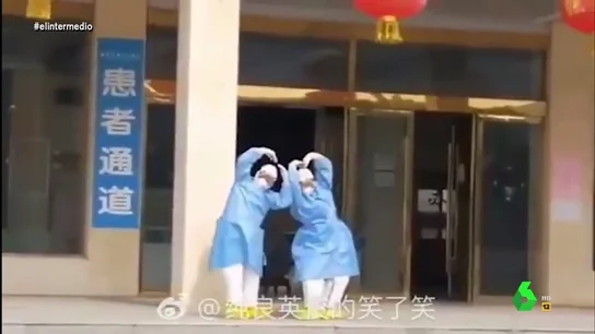 El divertido baile de dos médicos chinos tras curar a seis enfermos de coronavirus El divertido baile de dos médicos chinos tras curar a seis enfermos de coronavirus