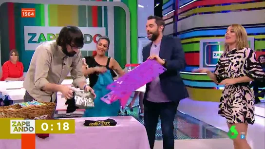 Lorena Castell vence a Quique Peinado doblando camisetas al ritmo del 'coronavirus, coronavirus' Lorena Castell vence a Quique Peinado doblando camisetas al ritmo del 'coronavirus, coronavirus'