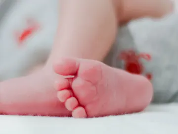 Pies de un bebé tumbado Pies de un bebé tumbado